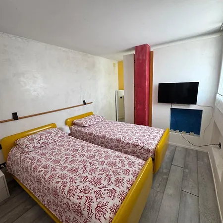 Daire Terrace Center - Yellow