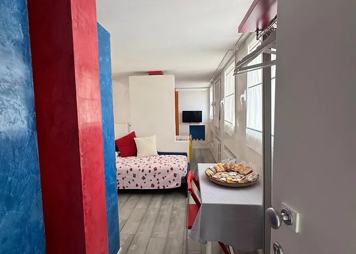 Daire Terrace Center - Yellow